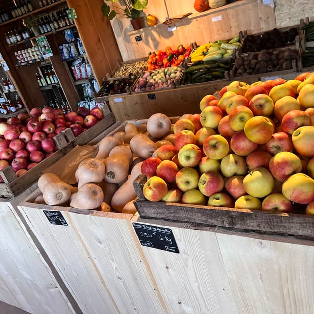 Le rayon fruits du magasin, pommes en cagette